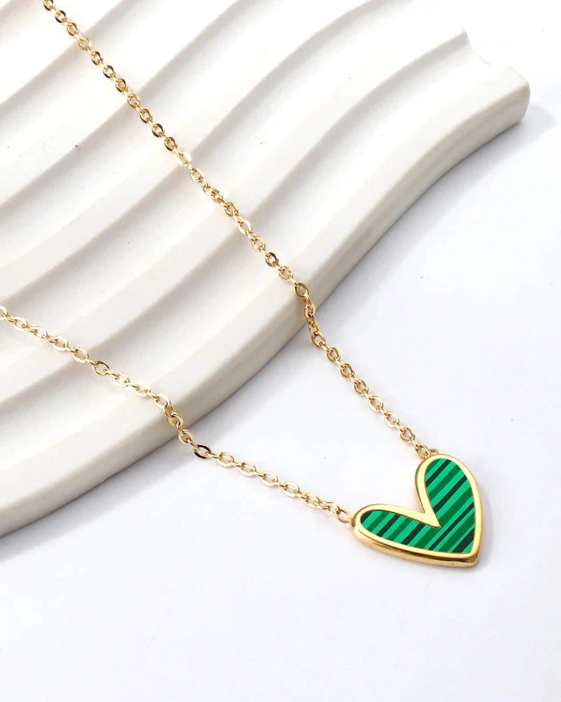COLLAR COLGANTE CORAZÓN DE CONCHA VERDE