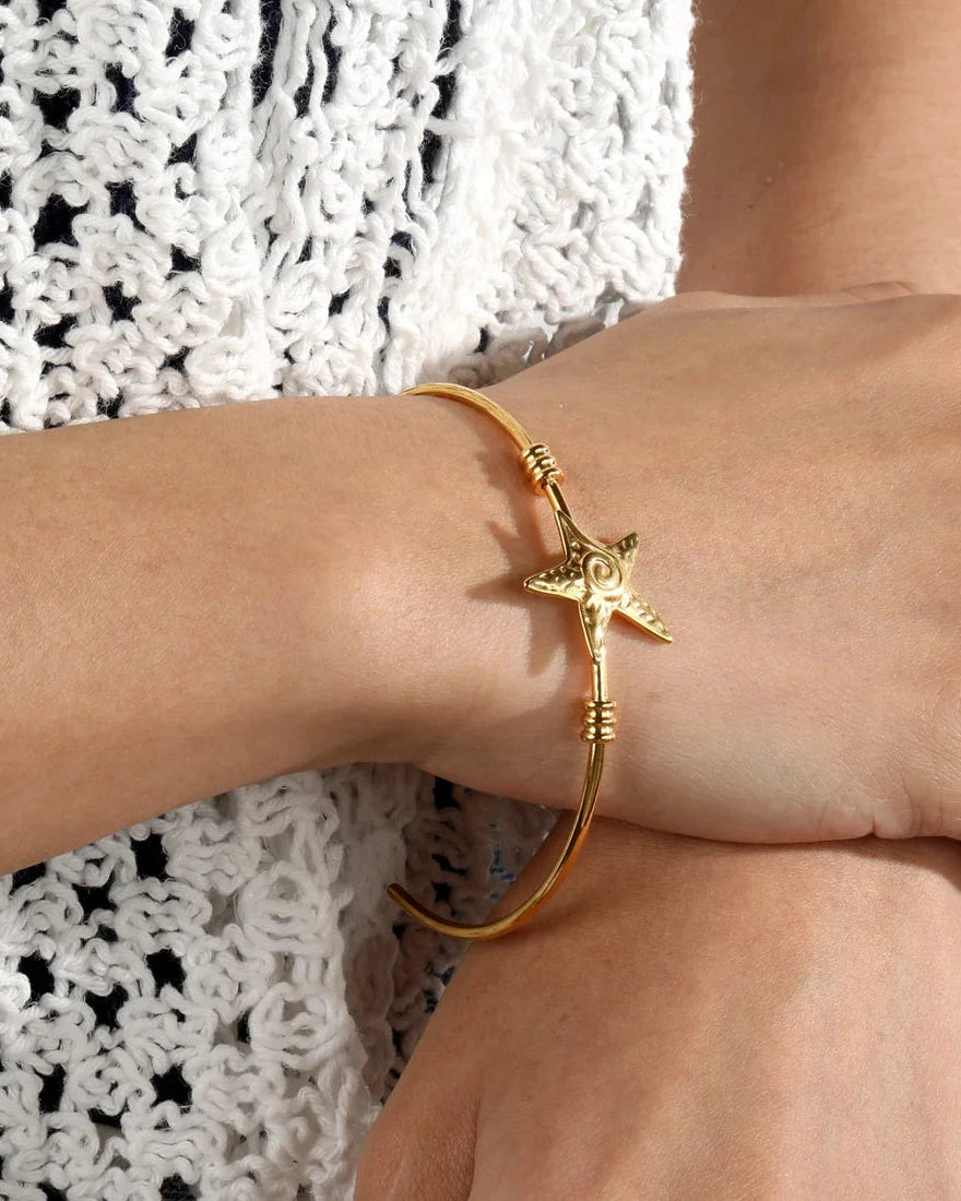 BRAZALETE DORADO 2MM ANCHO 62MM DIÁMETRO