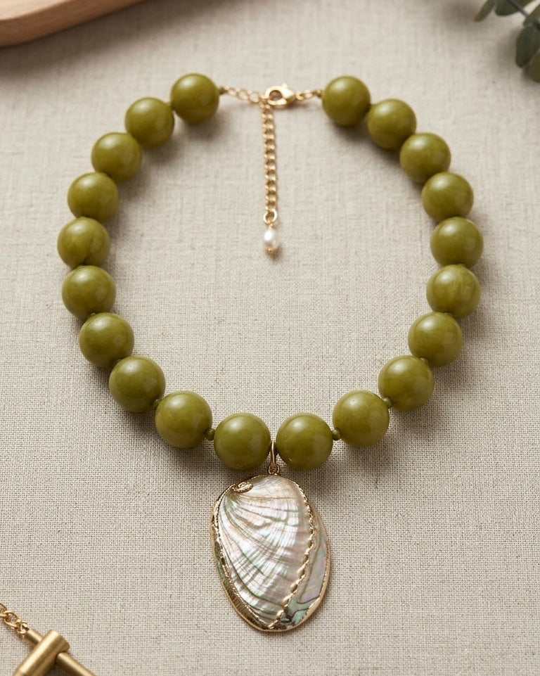 COLLAR OLIVO CARIBEÑO